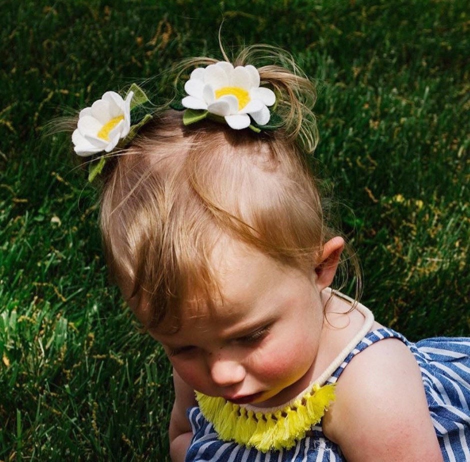 Daisy hair clips, white felt daisies, individual clip or pigtail set, baby  and toddler hair accessories