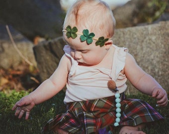 Clovers headband, baby headbands, nylon headbands, triple clover headband, felt Clovers, baby gift, Lucky clover, vanaguelite.