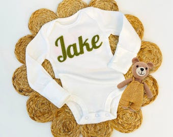 Personalized Baby Bodysuit Organic Cotton Custom Felted Hand-embroidered long-sleeves, Newborn Gift, Baby Name Announcement