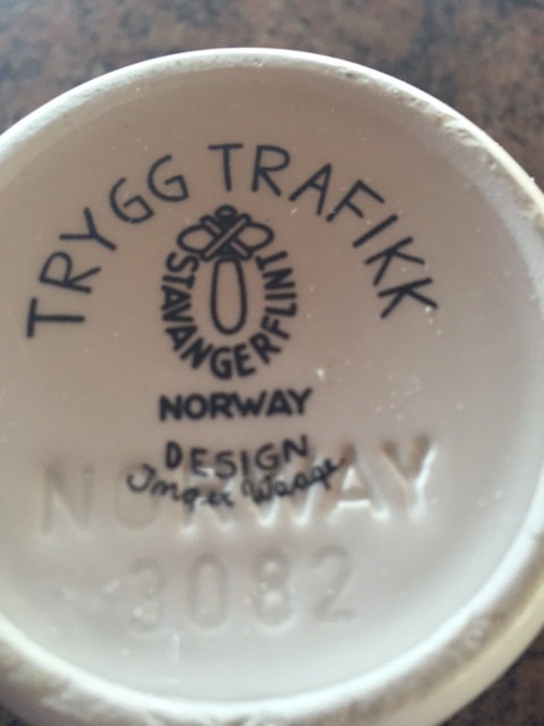 FREE SHIPPING Norwegian Stavanger Flint Child set Plate 8.5 inch and Cup by Inger Waage called Trygg Trafikk