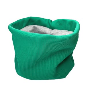 Könnte beinhalten: Ein grüner gerippter Halsschmeichler mit grauem Fleecefutter. Der Halsschmeichler ist in der Hälfte gefaltet und bereit zum Tragen.