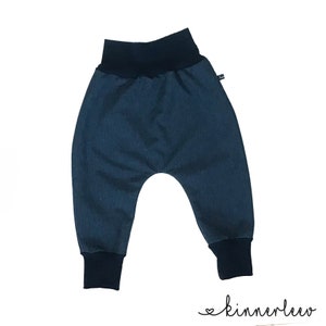 Könnte beinhalten: Dunkelblaue Babyhose mit breitem Gummizugbund und Bündchen an den Beinen. Die Hose ist aus einem weichen, dehnbaren Stoff.