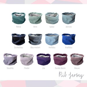 Könnte beinhalten: Eine Auswahl an Farben von gerippten Strick-Halswärmern, darunter Petrol, Mint, Salbei, Hellblau, Dunkelblau, Flieder, Lila und Mauve. Der Text "Rib Jersey" ist unter den Halswärmern gedruckt.