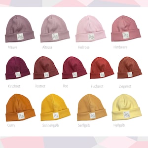 Può includere: Un set di 10 berretti in varie tonalità di rosa, rosso, arancione e giallo. Ogni berretto presenta un piccolo disegno di foglia ricamato sul davanti.