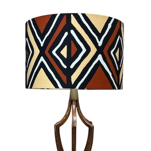 大きなアフリカのマッドクロスプリントのドラムランプシェード、手作りのカスタムメイドのランプシェード、部族プリントのボヘミアンランプシェード、ベッドサイドのフロアランプ