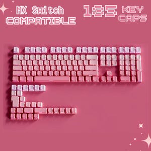 K&ouml;nnte beinhalten: Ein Satz von 135 rosa Tastenkappen, kompatibel mit MX-Switches, angeordnet, um eine Tastatur nachzubilden. Die Tastenkappen sind in verschiedenen Rosat&ouml;nen auf einem rosa Hintergrund. Der Text im Bild lautet "MX Switch Compatible" und "135 Key Caps."