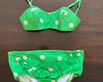 Rare find, authentic vintage, retro 1960s bikini, green w daisy pattern, XS, A or small B cup, adjustable button straps and zip-up bottoms