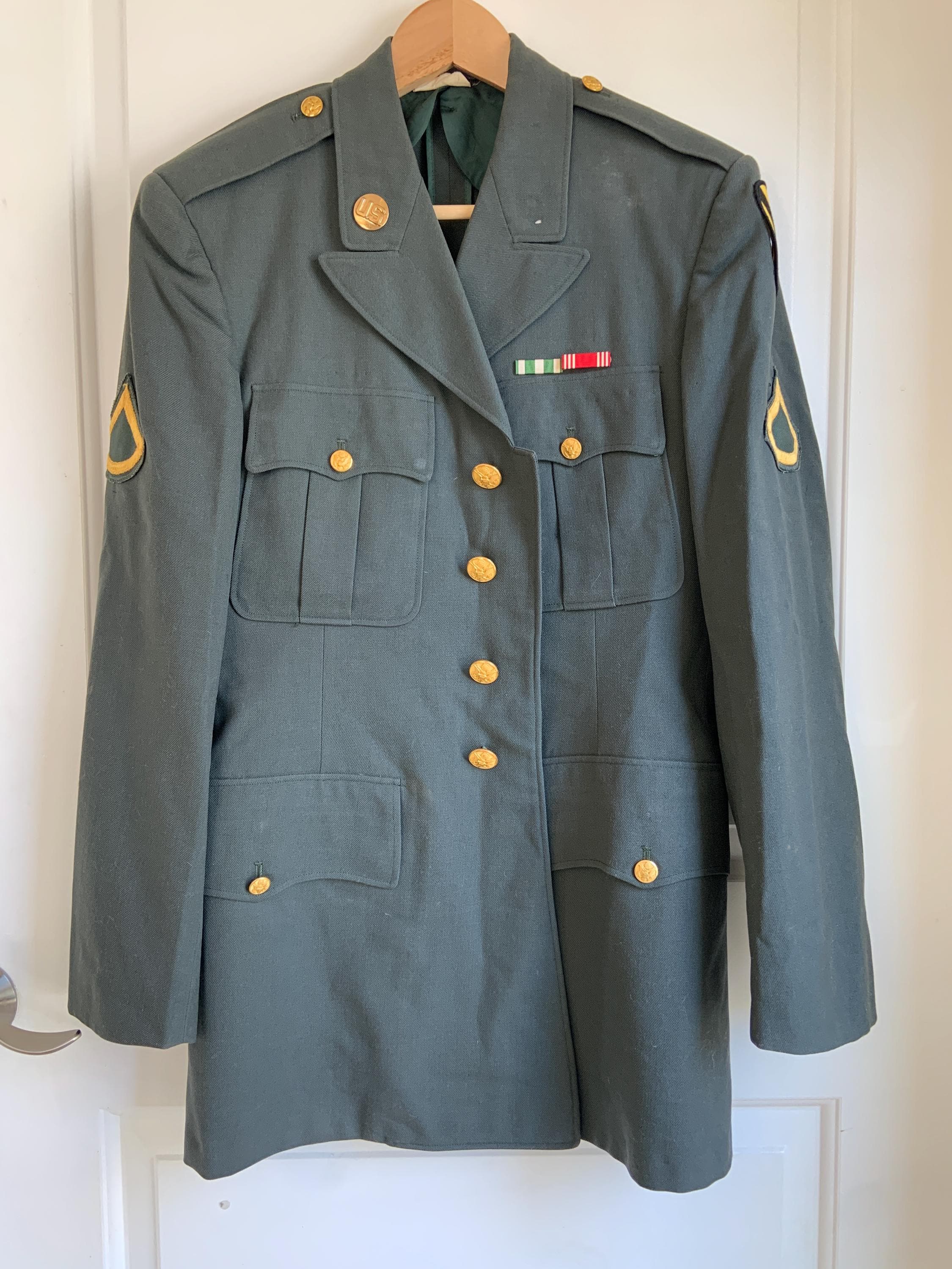 Authentic US Army dress uniform jacket used in a movie - Vietnam era 1960s, 1970s, includes pins and patches! 38 Regular (pants available) Authentic US Army dress uniform jacket used in a movie - Vietnam era 1960s, 1970s, includes pins and patches! 38 Regular (pants available)