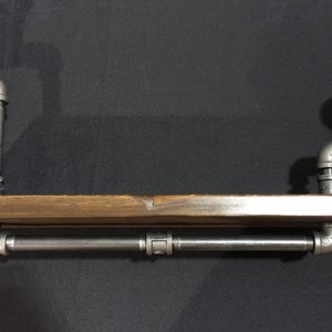 Prateleira de madeira recuperada com válvulas e medidor de acessórios para tubos industriais Industrial chique Steampunk Hampton Design industrial