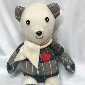 Deluxe Memory Bear-Made a partir de 2 o más piezas de ropa para agregar un contraste e incluye 1 artículos adicionales como la bufanda en la imagen