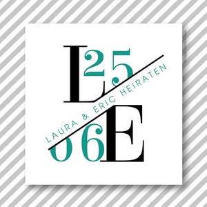 Könnte beinhalten: Eine weiße Karte mit schwarzem und türkisfarbenem Text. Der Text lautet "L2506E" mit den Zahlen 25 und 06 in Türkis. Der Text "LAURA & ERIC HEIRATEN" verläuft diagonal über die Karte.