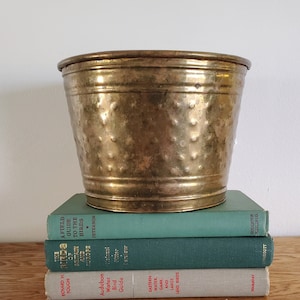 India Exotics のヴィンテージ テクスチャー 真鍮バケツ プランター