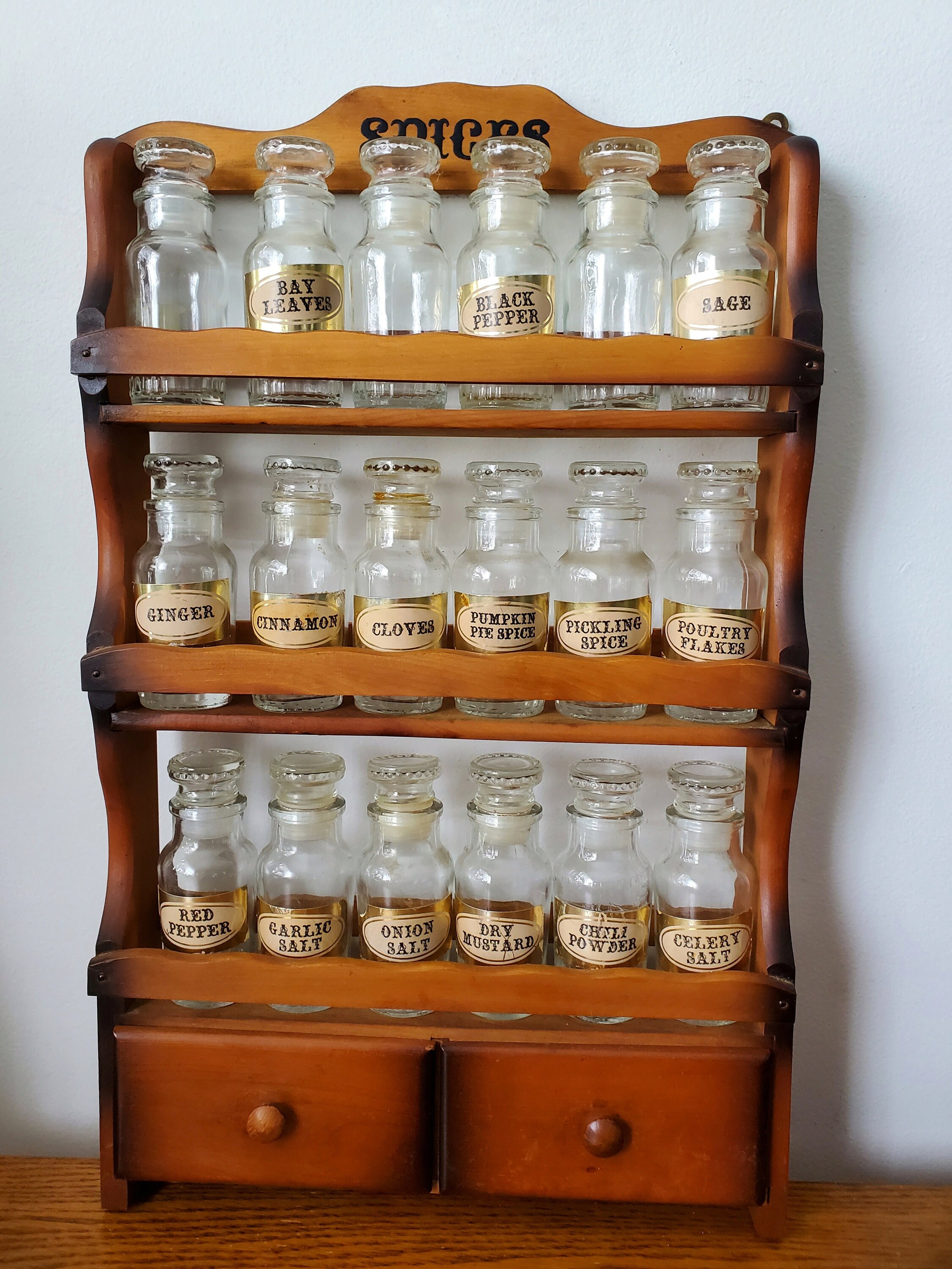Vintage Gewürzregal mit Flaschen / Kleines Gewürzregal für Gewürze / Retro Küchendekoration / Vintage Küchendekoration / Gewürzregal aus Holz