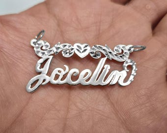 Personligt handgjort namnhänge i sterlingsilver med hjärta och virvlar