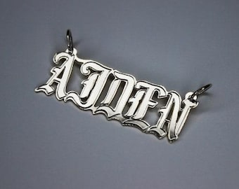 Personligt handgjort gammalt engelskt teckensnitt i sterlingsilver, vackert namnhänge med hjärta och understrykning, present till henne