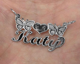 Personligt handgjort skrivsäkert namnhänge i sterlingsilver med fjärilar och hjärta