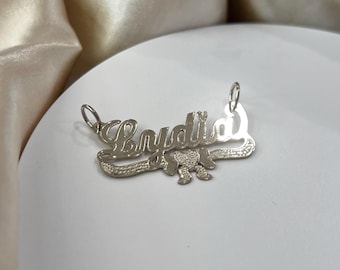Personligt handgjort skrivstilshänge i sterlingsilver med namn, glänsande vackert hänge och hjärta med understrykning i band