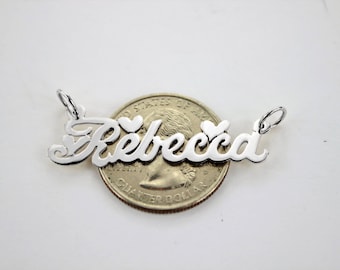 Personligt handgjort kursivt teckensnitt i sterlingsilver med minihjärtan och namnhänge i berlock