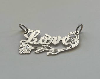 Personligt handgjort skrivstilshänge i sterlingsilver med namn, glänsande vackert hänge och blommaunderstrykning, present till henne