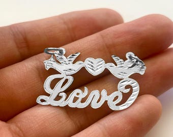 Personligt handgjort hänge i sterlingsilver med namn, skrivstil och vackra duvor