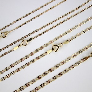 Puede incluir: Cuatro cadenas de oro con diferentes estilos y longitudes. Las cadenas est&aacute;n hechas de oro amarillo, blanco y rosa.