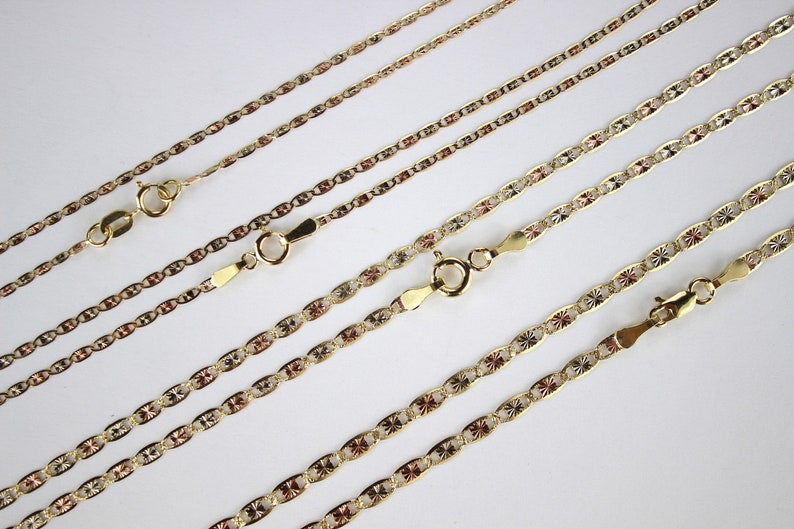 Puede incluir: Cuatro cadenas de oro con diferentes estilos y longitudes. Las cadenas est&aacute;n hechas de oro amarillo, blanco y rosa.