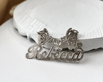 Personligt handgjort kursivt teckensnitt med fjärilar och blomma i sterlingsilver, hänge med namn