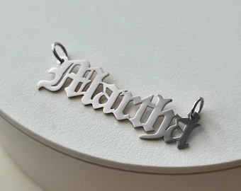 Personligt handgjort hänge i sterlingsilver med namn och gammalt teckensnitt