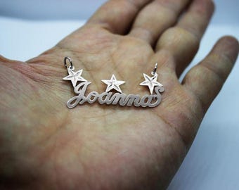 Personligt handgjort namnhänge i sterlingsilver med diamantslipade stjärnor