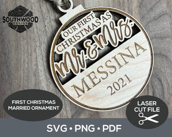 Puede incluir: Un adorno navideño de madera con el texto "Our First Christmas as Mr & Mrs Messina 2021".