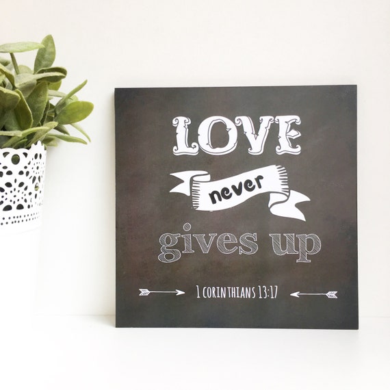 Chalkboard 1 Corinthians 137 Plaque Love Never Gives Up Wall Art Scripture Sign Plaques For Men Bible Verse Plaque Christian Gift Men