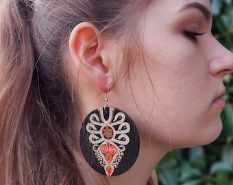 Patrón de montañés polaco en pendientes, joyería de arte popular polaco, pendientes de madera boho colgantes grandes, regalo para ella, regalo de la montaña polaca