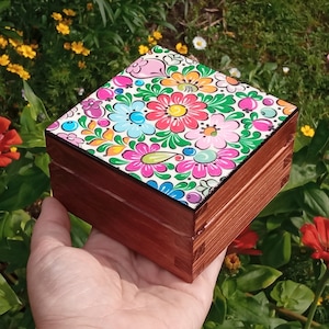 Kleine Holzkiste mit blauen Volksblumen, polnische Volkskunst, Made in Poland Geschenk für Oma, Tante, Mutter Frau Kind, Vintage Schmuckschatulle