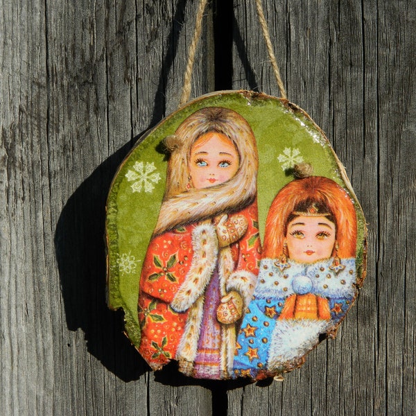 Wall hanging decoration made of wood slice with ladies in  fur coats in the snow, Babushka ornament, Small Christmas gift, Winter home decor