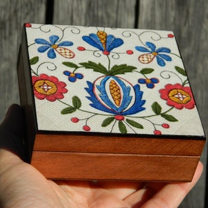 Polnische Volkskunst Holzkiste mit kaschubischen Muster blau und weiß, kaszuby Schmuckschrank, Folk Holz aus Holz, Made in Poland Volksdekor