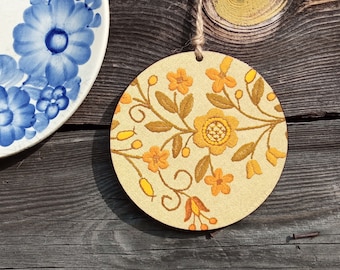 Kleine ronde wanddecoraccenten in zandkleur met Poolse volksbloemen, verjaardagscadeau-idee gemaakt in Polen, boerderij boho muurhanger