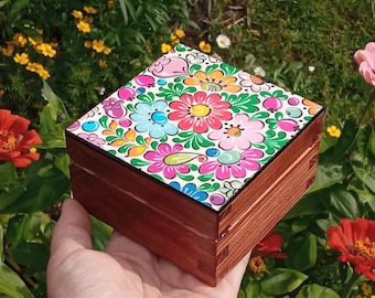 Petite boîte en bois avec des fleurs folkloriques bleues, art folklorique polonais, cadeau fabriqué en Pologne pour grand-mère, tante, maman femme enfant, boîte à bijoux vintage