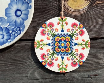 Ronde boho muur hangende decoratie, rood wit blauwe volksbloemen, cirkelvormig medaillon met een mandala, bloemige Poolse volkskunst, shabby chic cadeau