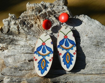 Pendientes de arte popular polaco con patrones casubios, artesanía polaca, pendientes colgantes populares azules y rojos, pendientes grandes mexicanos