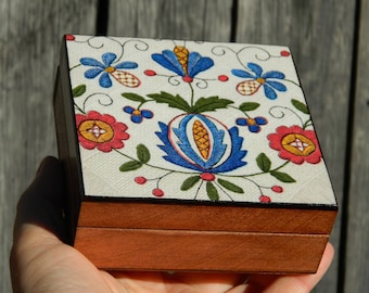 Polish folk art wooden box with Kashubian pattern blue and white, Kaszuby jewelry cabinet, Folk wooden of wood, Made in Poland folk decor