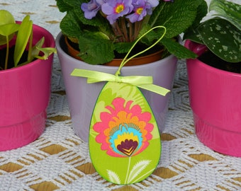 Primavera de granja colgando decoración verde con coloridas flores populares, huevo de Pascua de madera, regalo para polacos, adorno multicolor de arte popular polaco