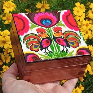 Kleine Schmuckschatulle in lebendigen Farben für Naturliebhaber mit folkloristischen Hähnen und Blumen, polnische Volkskunst, Vintage-Stil Geschenk für Mutter Frau