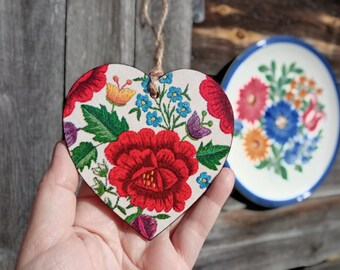 Piccolo cuore in legno con fiori blu, arredamento primaverile per la casa, arredamento rustico shabby chic per gli amanti del giardino, regalo per la persona amata