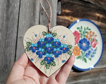 Klein houten hart met blauwe bloemen, lente woondecoratie, rustiek shabby chic decor voor de tuinliefhebber, cadeau voor je geliefde