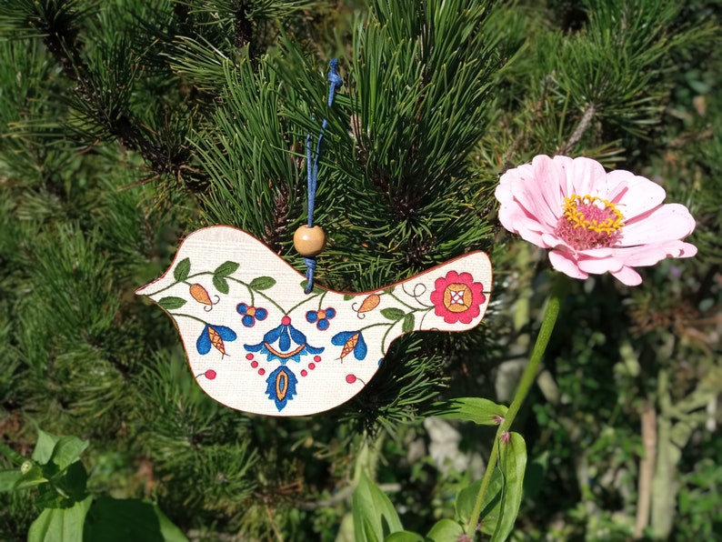 Poolse volkskunst Rustiek interieur, Houten vogel met Kasjoebische blauwe bloemen, verjaardagscadeau, Kerstboombal, cottagecore-esthetiek afbeelding 7