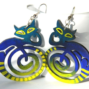 Blaue und gelbe Katzen handbemalte Ohrringe, Einzigartiges Design, verrückte Multicolor Schmuck, Bunt seltsam groß sehr leicht, Geschenk für Katzenliebhaber