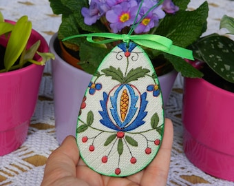 Uovo di Pasqua in legno bianco e blu con nastro verde, arte popolare polacca, regalo di Pasqua dalla Polonia, decorazione pasquale kashubiana appesa al muro