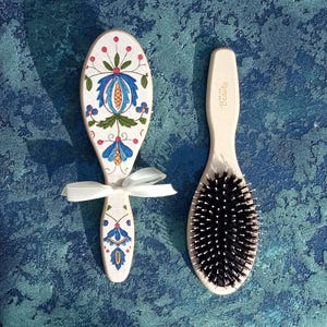 青い民族の花が描かれた木製の猪毛ヘアブラシ、長い髪をとかすのに最適、ポーランドのカシュービア美術アクセサリー、彼女へのクリスマスプレゼント