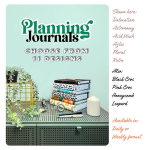 K&ouml;nnte beinhalten: Ein Stapel von elf verschiedenen gemusterten Tageb&uuml;chern mit dem Text "Planning Journals" und "Choose from 11 Designs" auf gr&uuml;nem Hintergrund. Die Tageb&uuml;cher sind in t&auml;glicher oder w&ouml;chentlicher Form erh&auml;ltlich.