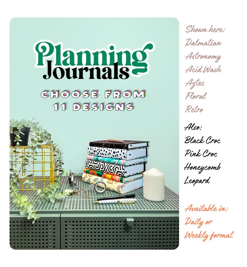 K&ouml;nnte beinhalten: Ein Stapel von elf verschiedenen gemusterten Tageb&uuml;chern mit dem Text "Planning Journals" und "Choose from 11 Designs" auf gr&uuml;nem Hintergrund. Die Tageb&uuml;cher sind in t&auml;glicher oder w&ouml;chentlicher Form erh&auml;ltlich.